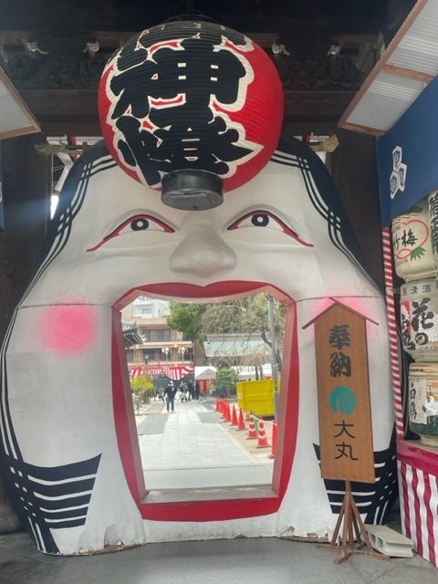 昨年11月末ふと思った。<br />旅行社からのパンフ見ていて、萩 津和野 厳島神社 関門トンネル行きたいけどツアーだと行きたくないとこも連れて行かれて1人8万円。<br />門司まで行くなら節分前後の櫛田神社のおたふく面(門?)も見なくっちゃ。<br />行きたいとこリストを夫に見せると、<br />「余裕で走れる。宇部を拠点に各日日帰りで」と。<br />宇部までJALのおともでマイル利用とレンタカー、宿を3泊取り放置。<br />出発の予習をするつもりだった4日前、娘が孫連れて帰省。あたふたバタバタ。<br />当日大まかな予定だけで飛んでしまいました。<br /><br />1/28出発<br />羽田空港 14:00着<br />JAL側第1第2パーキング満車<br />仕方ないのでANA側の第4パーキングへ向かう。<br /><br />入口でお巡りさんに停められる。<br />「合流のとこ一時停止していませんよね?」<br />「して左右確認しました」と言ってもダメ。<br />あちらで駐車して下さいと。<br />こりゃ時間がかかるわと私はトイレへ。<br />幸先が悪い出発だな。<br /><br />トイレから戻ると車はいない。<br />あれー?<br /><br />夫に電話すると切符は切られず注意だけでした。<br />4階にいると。<br />やれやれ余分な出費が無くなった。<br /><br />JAL295便、予定通り飛んでくれました。<br />朝、雪のため天候調査中の連絡が来ていて<br />一本前の便は飛ばなかったのです。<br />ドキドキ。<br />それもあってか?ガラガラ。<br />こんなに空いていていいのか?<br />JAL、この便赤字だよね。<br /><br />トヨタレンタカーさんにスタッドレスを装着してもらっていて出発。<br />宇部ステーションホテルにチェックイン。<br />早いめの就寝しました。<br /><br />翌日 1/29 福岡へ行き櫛田神社へお参りします。<br />そして関門トンネル人道門司側から歩き 夫は車で移動して下関で待ってくれることになっています。<br /><br />夫、お腹が空いたら機嫌が悪くなるのはいつもの事だけど。。。<br />なだめすかしながらの珍道中。<br /><br />さあ、出発!