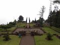 ラウ山の麓に建つ天空の寺院　チュト寺院