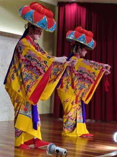 琉球料理と琉球舞踊 味と踊りの竜宮城「うらしま」　URASHIMA DINNER THEATER