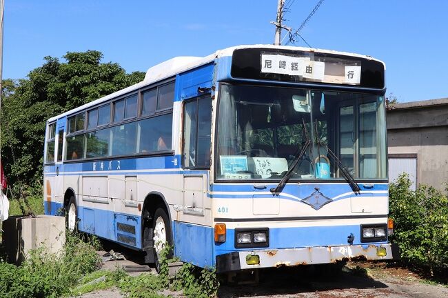 半崎は島の北側の景勝地。沖合に黒岩と呼ばれる岩があり、戦時中はそのシルエットから軍艦に間違えられて爆撃を受けたそうです。フェリーあけぼのが見えました。那覇～鹿児島を26時間半かけて与論・沖永良部・徳之島・奄美大島を経由するマルエーフェリーの定期便です。知名町新城の県道沿いに突如現れた阪神バス。写真を撮っていると、向かいの家の奥さんが教えてくれました。バスの所有者は、現在阪神バスで働いており、退職後は故郷の家に帰るつもりで、今はその身代わりにバスを置いているとのこと。費用もかけて輸送してきたそうです。琉球式墳墓は石灰石の岩盤の上に石を積んでいます。島の南側は北風を避けられるので、ジャガイモ栽培が盛んで、日本のジャガイモ栽培の南限です。主産地の北海道が収穫できない２月に収穫できるとあって、日本一早い新じゃがは高値で取引されます。その名も「春のささやき」。