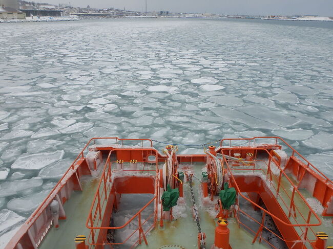 今年も行って来ました、流氷を見にオホーツク紋別。<br /><br />去年、初めて流氷の時期に来て、流氷もあってガリンコ号ならではの体験が出来ました♪<br />すごく寒かったけど、めちゃくちゃ楽しかったので、今年も来ちゃいました！<br /><br />宿泊先も去年と同じ「紋別プリンスホテル」。<br />今年は、去年よりグレードダウンして「たらば・ずわい二大蟹コース」。<br />去年は毛がに付きの三大蟹コースにしてたけど、二大蟹コースでも十分満足でした♪<br /><br />流氷は、今年は例年より遅く、帰京する２月５日に平年より１２日、去年より１６日遅く流氷初日（陸地から肉眼で流氷を確認できる日）になりました。<br />なんで、ガリンコ号では流氷は見れなかったけど、蓮葉氷を見る事はできました。<br />去年よりは迫力なくガリガリもなかったけど・・<br />やっと、新しいガリンコ号Ⅲ IMERUも乗れたことだし、今年も楽しかった！<br /><br />去年の旅行記はこちら⇒<br />https://4travel.jp/travelogue/11740442