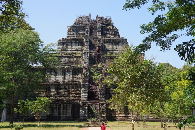 コロナ禍を経て、２０２２年ようやくカンボジアに行って来ました。<br />　１２回目は、コー・ケー遺跡群です。あまり知名度は高くない遺跡ですが、<br />かつて928～944年にジャヤヴァルマン４世によって都とされた場所です。<br />クメール王朝は、王が好みの土地に都を建設するので、カンボジア国内のあちこちにかつて王都であった遺跡が点在しています。<br />コー・ケー遺跡群は、約30の寺院遺跡や塔の遺跡からなる遺跡群です。<br />中心には、「ラハール」と名付けられたバライ(貯水池)の跡地があります。<br />その北西にかつて王宮が造られたプラサット・トムがあります。<br />かなり崩壊してしまった寺院ですが、その奥に７段のピラミッド型寺院があり、これがコー・ケー遺跡群のハイライトになっています。<br />ラハールの東側には、小規模な寺院群とリンガを祀った祠堂が点在しています。<br />　アンコール遺跡群は彫刻や建造物を見て回る場所ですが、<br />コー・ケー遺跡群はかつての都の跡がコンパクトにまとまっているので、<br />一つの王都を丸ごと感じ取るのに丁度いい場所となります。<br />観光客がとても少ないので、本当のカンボジアの歴史を感じられる場所でもあります。<br />