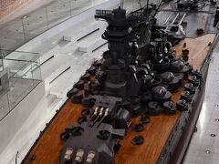 戦艦大和の模型と退役潜水艦