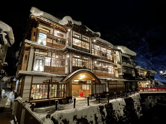 雪の中の温泉を楽しむべく、山形県の2大人気温泉の銀山温泉・肘折温泉に2泊3日で行きました。<br />レトロノスタルジーな2022年7月にオープンした本館古勢起屋と丸屋旅館に泊まり、温泉・食事・レトロな雰囲気を楽しんできました。<br />また雪国で苔探検もしてきました。<br /><br />2023.2.3 FRI<br />東京10:00--つばさ133--大石田<br />銀山温泉:本館古勢起屋泊<br />日帰り温泉:銀山荘<br /><br />2023.2.4 SAT<br />大石田13:17--つばさ133--新庄<br />肘折温泉:丸屋旅館<br />日帰り温泉:上の湯<br />肘折幻想雪回廊<br /><br />2023.2.5 SUN<br />新庄11:17--つばさ140--米沢<br />牛鍋おおき<br />上杉神社<br />米沢16:23--つばさ148--東京