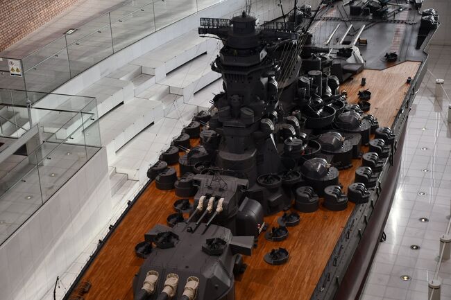 宮島参拝の後、広島平和祈念公園を経て呉で戦艦大和の模型と退役潜水艦を見学してきました。大和は、模型とは言え十分の一、全長は二十米超です。当時でも世界最高の技術でしたが、大艦巨砲は既に時代遅れでした。しかも敗戦四箇月前に沖縄特攻に向かう途中で撃沈されています。悲劇の歴史です。<br /><br />