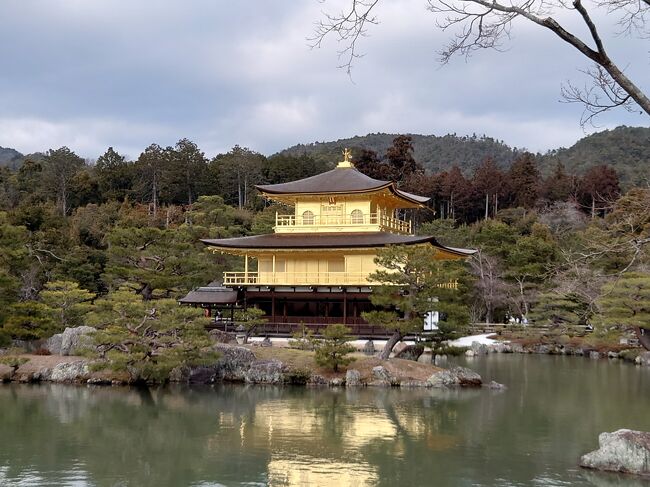 一昨年の秋に久し振りの旅行で京都を訪れて以来、改めてその魅力の虜になりました。<br />始めは紅葉見物だったのですが四季の京都を楽しみたいと、3-4か月置きに訪れています。<br />今では12か月それぞれの京都を満喫したいと考えています。<br />今回の2月は、八坂神社の節分祭をメインに据えて計画を立てました。<br />2日目は金閣寺が主です。