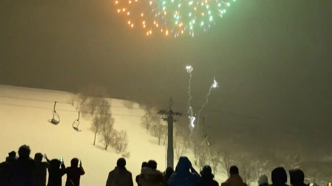 当初は旭川だけにのんびり長期滞在する予定だったが、近年積雪が遅い旭川だけでは不安なので、小樽やニセコエリアで宿を探すもインバウンドが戻り始め高値ばかり。<br /><br />範囲を広げると、蘭越町にありました、しかも通常期価格の一棟貸しロッジ。途中の移動が大変だけど、年内はニセコモイワ（蘭越ステイ）、年始はぴっぷ（旭川ステイ）に決定。旭川は以前、ツインに子ども添い寝で泊まったルートインGrand旭川駅前のフォースを早めに押さえました。<br /><br />2022-23年 北海道スキー休暇 7泊8日<br />①蘭越ステイでモイワ、アンヌプリのカウントダウン花火<br />②ルートインGrand旭川駅前フォース、ぴっぷスキー場<br /><br />【フライト】<br />ANA　12/29-1/5 　4席　184,700円（SKYコイン52940円利用含む）<br />【宿泊】<br />12/29-1/1　ふれあいの郷ひので：51,000円<br />1/1-5　ルートインGrand旭川駅前：70,400 円（フォース、朝食込み）<br /><br />【レンタカー】<br />Jネットレンタカー：<br />ワゴンクラスW3<br />9日間免責込み68,247円