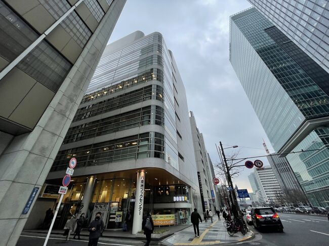 オープンから44年で閉店。投稿者と同じ年であったのは偶然であるが<br />再開発に伴い、2023年3月で閉店という書店を訪ねることができた。<br /><br />オフィス街とショッピング街がおりなす東京駅エリア<br />当書店はさしずめビジネス関係の方々がメインんの立ち寄りスポットであったか。<br /><br />20代後半まで板橋で暮らしていた投稿者にとっても<br />都内に書店多くあれど、その頃から八重洲のこちらからはレトロ感を感じていた。<br /><br />有楽町から東京駅、JRの東側を歩くとそう遠くない一駅の区間<br />八重洲口に飲み込まれる前に、横断歩道を一つ渡って立ち寄る<br />書店の思い出。<br /><br />ちょっと調べただけであるが、建設には<br />昔の鹿島建設の社長、鹿島守之助と関連があるようで<br />書店が建つ前は、同じ場所に鹿島組本店が立っていたという。<br /><br />書店の壁面には超一流の業績を残された博士が残された<br />貴重な文化的遺産であると記されていた。