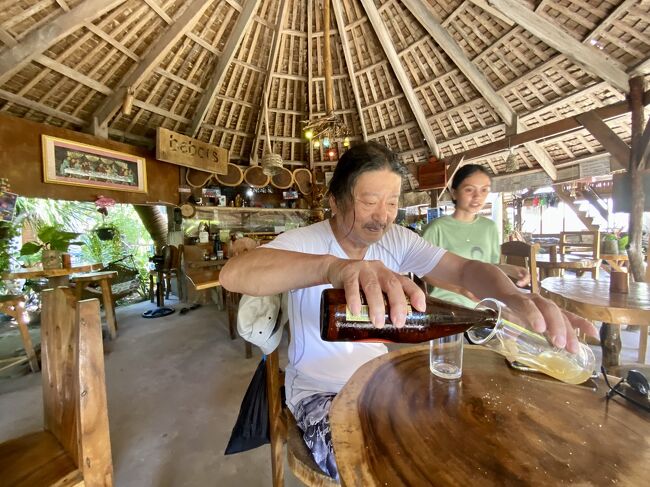 マラパスクア島2軒目の宿3日目<br /><br />　東の海岸へ。こちらの海はきれい。だか魚はいない、海底にゴミは無いのがいい。<br />　日差しは強くヤシの木陰で遠く海を眺めてきるのが気持ちいい。<br /><br />　帰り評判の良い朝食とランチのカフェへ。マッシュルームとチーズのオムレツ、ベーコンと野菜サンド。ビール。とても美味しいお店でした。<br />　又きます。<br /><br />今日は暗くなってからバーベキュー。昼食べたので、イカをつまみに野菜を焼いてもらった。<br />　どんどん客が増えて、最初自分達だけが帰る時は満席。欧米系ばかり。隣りのスペイン人カップルと話せて楽しかった。<br /><br />　明日はちょっと奮発して絶景と言われるカオガマン島に日帰りツアーに行ってきます。