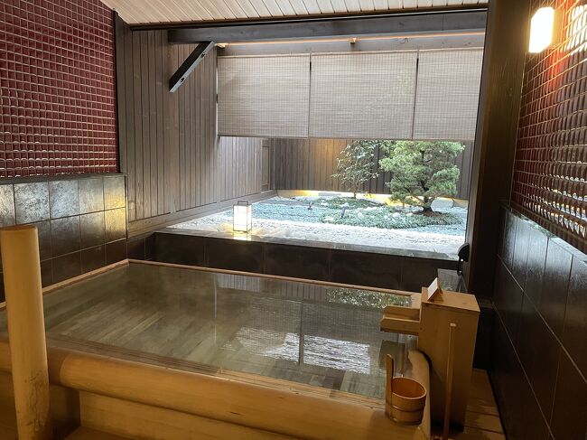 記録的な大雪の降った翌日、前から予約してあった京都へ新幹線で行って来ました。出かけた日はよかったのですが、翌日は雨まじりの雪でした。今回京都に来たのは、父の7回忌が済んだので、東本願寺にお参りに行きたいという母の希望から。母は娘、孫、ひ孫と出かけるのをとても楽しみにしていました。宿泊するのは大好きな共立リゾートのお宿。『梅小路　花伝抄』です。2022年6月にできたばかりの新しいお宿なのでどこもピカピカ。無料のサービス満載でとっても楽しめました。食事も温泉も良くて大満足。貸切風呂は5つもあって、入りたかったのですが、寒くて断念。京都は近いので、暖かくなったら再訪したいです。<br /><br />　　旅行代金　　　19,700円×3名　　59,100円<br />　　全国旅行支援　　　　　　　　　11,820円<br />　　支払合計　　　　　　　　　　　47,280円<br />　　地域限定クーポン5名×2,000円分