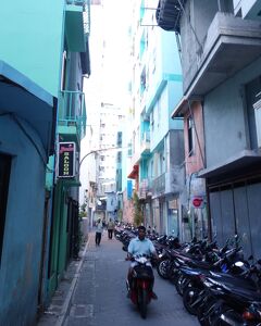 香港からのモルディブ・スリランカ遠征 (1-4) マレを朝散歩① "世界一の人口密度ともいわれるマレの街並み" は、こんな色合いだった！