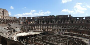 古代ローマ時代の円形闘技場　コロッセオ