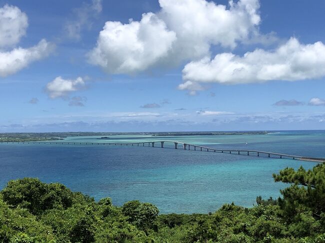 夏になるとやっぱり蒼い海が見たくなる<br />でも今年もまだハワイまでは手が出ない、、、<br />沖縄かしら、でも沖縄本島以外も行ってみたい！<br />そうだ宮古ブルーって見てみたい！<br /><br />ってことで、今年の夏休み旅行は宮古島に決定！<br />綺麗な海とサンゴを見て、宮古牛も食べたいな<br />素敵なホテルに泊まれたら嬉しいな<br /><br />1日目は伊良部島、下地島を中心に観光<br />夜は東京でもお馴染み木下シェフのグランブルーギャマンで<br />創作フレンチを堪能<br />