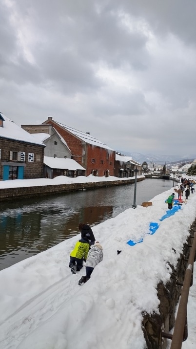 雪まつりで大賑わいの札幌から小樽に足を延ばしましたが、こちらも札幌に負けない大混雑でした。小樽運河は足の踏み場もなくこれほど混んでる小樽運河は初めてです。北のウオール街と称されかつては札幌以上の繁栄を誇りましたので歴史的建造物の宝庫です。もちろん寿司や横丁はじめグルメも魅力です。寿司以外にあんかけ焼きそばや人気のラーメン店もあります。難点は夜がはやいことです。そのため札幌で宿泊し小樽で日中という方も多いですがいいホテルも多いのでゆっくり滞在を進めます