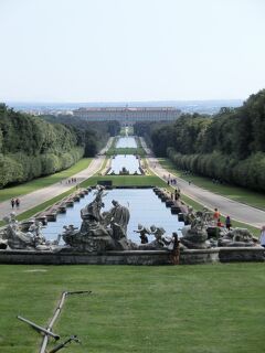 18世紀のナポリ王国の王宮　カゼルタ宮殿