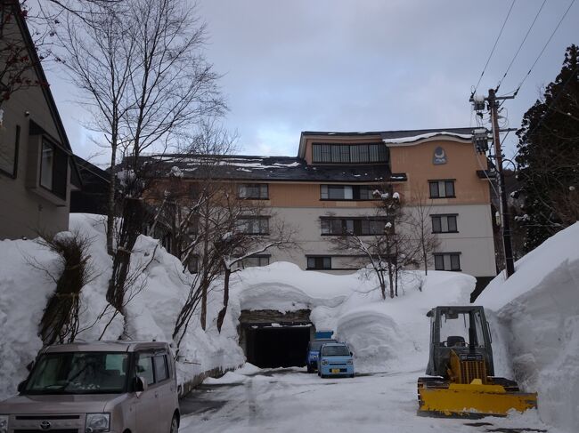積雪量隠れ日本一と言われる月山志津温泉に行ってきました。アメダスがないから酸ヶ湯温泉や肘折温泉のようにテレビに出ることはないので知らない人が多いと思います。月山スキー場は雪が多すぎるため、ほかがクローズした後の4月から7月まで夏スキーが楽しめます。去年の同じ日、同じ宿の同じ部屋を予約していたのですが、コロナでキャンセル。今年はというと前日に大雪で福島から山形まで新幹線が運休。仙台回りも仙山線が運休。今年もダメかなと半分諦めていましたが、当日は平常運行に戻って大丈夫でした。遠いけど東京から新幹線で山形まで行くと、この時期限定の宿直通のシャトルバスが出ているので行きやすいです。<br />山奥の温泉宿とは思えないおしゃれな宿で、食事もおいしかったし、量も多くて食べきれませんでした。もちろん温泉も最高でした。雪見の露天風呂には違いないけど、雪の壁でした。スタッフさんも皆さん感じがよかったです。