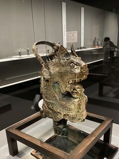 "泉屋博古館東京 住友コレクション 中国青銅器名品選" へ。「鼎（てい）」とか「卣（ゆう）」とか難読漢字にも遭遇、中国の青銅器はおもしろい！