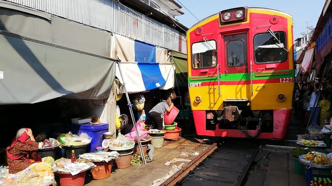 メークローン鉄道市場（タラード・ロム・フッブ）