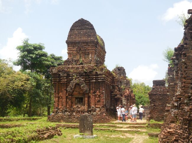 2015年4月　カンボジア・ベトナム旅行<br />６日目、チャーター車でホイアンから約40km離れたミーソン遺跡を訪ねました。<br />