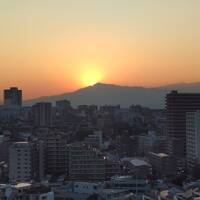 雨降山に沈む夕日を眺めて