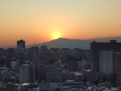 雨降山に沈む夕日を眺めて