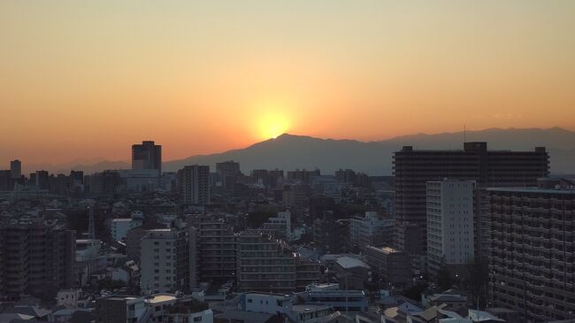 雨降山に沈む夕日を眺めて