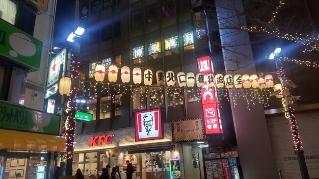この日は中野で一杯やろうと思っているが、まず昼は新宿でランチ。<br />西新宿にある「くぼやん」<br /><br />昔ながらのスパゲッティが食べられる人気店。<br />ここでケチャップたっぷりのナポリタンを食べる。<br /><br />夕方になり中野に移動。<br />北口飲み屋街にある人気大衆酒場「第二力酒蔵」<br />早い時間から混み合うが、何とかカウンターに座れた。<br /><br />鯵のたたきを食べながら生ビールを飲む。<br />いつもながらの美味しさ。<br />漬物をアテに金鵄正宗の冷酒。<br /><br />サンモール商店街や北口の飲み屋街をぶらつく。<br />ここを歩いているとついついもう1軒行きたくなるが、この日は〆のお目当てがある。<br /><br />新中野「花は咲く」<br />うどんの食べログ百名店。<br /><br />ビールを飲んで、美味しいうどん。<br />天ぷらはボリュームたっぷり。<br /><br />そしてうどん。<br />これは旨い！<br />美味しく楽しく中野グルメを食べ歩けた。