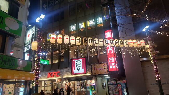 この日は中野で一杯やろうと思っているが、まず昼は新宿でランチ。<br />西新宿にある「くぼやん」<br /><br />昔ながらのスパゲッティが食べられる人気店。<br />ここでケチャップたっぷりのナポリタンを食べる。<br /><br />夕方になり中野に移動。<br />北口飲み屋街にある人気大衆酒場「第二力酒蔵」<br />早い時間から混み合うが、何とかカウンターに座れた。<br /><br />鯵のたたきを食べながら生ビールを飲む。<br />いつもながらの美味しさ。<br />漬物をアテに金鵄正宗の冷酒。<br /><br />サンモール商店街や北口の飲み屋街をぶらつく。<br />ここを歩いているとついついもう1軒行きたくなるが、この日は〆のお目当てがある。<br /><br />新中野「花は咲く」<br />うどんの食べログ百名店。<br /><br />ビールを飲んで、美味しいうどん。<br />天ぷらはボリュームたっぷり。<br /><br />そしてうどん。<br />これは旨い!<br />美味しく楽しく中野グルメを食べ歩けた。