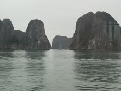 ハロン湾をクルーズ船でめぐる