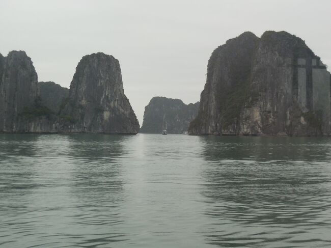 ハロン湾をクルーズ船でめぐる