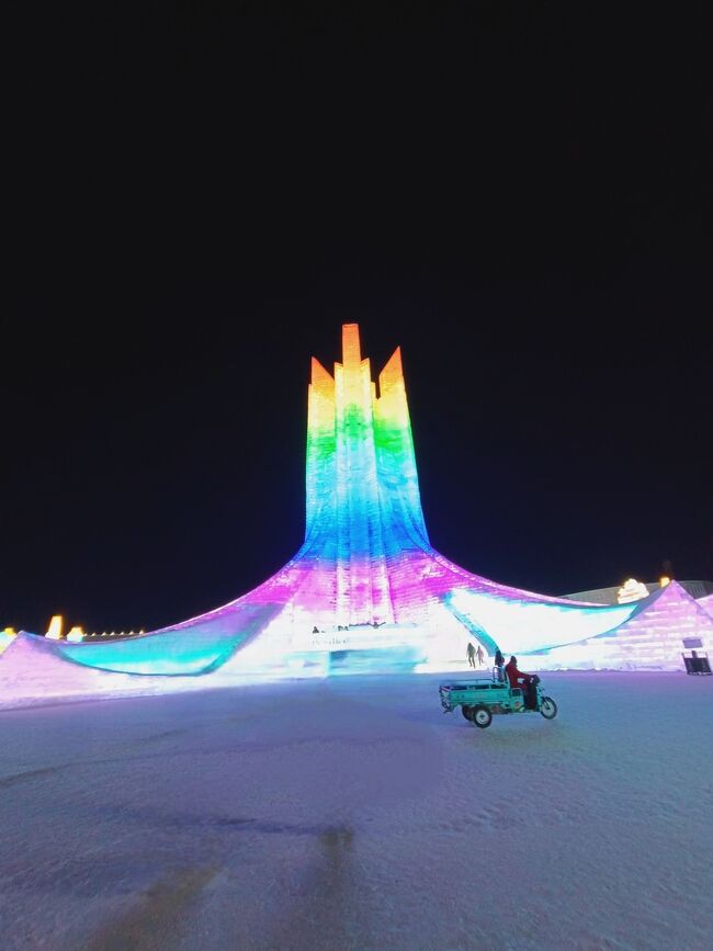 真冬のハルビンで開催される冰雪大世界、いわゆるハルビン氷祭に行ってきた。マイナス30度だと脅されていたが2月に若干気温は上がり、耐えられるくらいの寒さ没问题な感じだった。中国らしいキラキラの氷の祭典は大人も子供も楽しめるテーマパークで一度は行くべき。