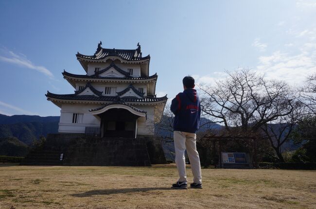 宇和島3回目のコロナワクチンを摂取したのは7月でしたが接種証明書を受け取ったのは諸事情により12月。<br />それからすぐに旅行の計画を立てました。<br />久しぶりの旅行。<br />行き先はお墓参りも兼ねて四国に即決です。<br />今回は徳島を起点に高松、観音寺、松山、宇和島とまわってみましたが<br />想定外のハードな旅となりました。<br /><br />2/17<br />昨日に続きこの日もお墓参りで宇和島に来ました。<br />墓参りの後は宇和島城、きさいや広場をめぐり昼食はほづみ亭というお決まりのコースです。