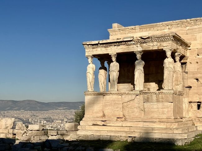 ④(4日目)の今回は、ようやくクリスマス、ボクシングデーの連日の祝日が明けて、ようやく本格的に観光ができる！<br /><br />まずはパルテノン神殿やエレクティオンがあるアクロポリスには行かないと！<br />アテネでは、エレクティオンが一番のお目当て！<br />朝イチで行ったお陰で、ゆっくり見て周ることができました。<br /><br />午後は古代アゴラへ。<br />パルテノン神殿よりは規模は小さいけれど、保存状態が良い神殿や博物館も併設されていて、古代ギリシャに触れることができた一日でした。