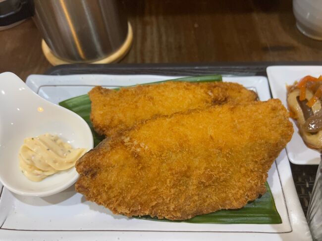 毎月29日に行われるANAのキャンペーン「ANAキュン」、当初は圧倒的なバーゲンセールなど魅力たっぷりだったが、旅行需要が回復した2022年後半になるとキャンペーンもイマイチに。<br /><br />「もうANAキュンは終わった。」<br />誰もがそう思った11月29日のANAキュン。<br />なんと航空券が1万円以下のセールが復活。<br />界隈がざわざわしました。<br /><br />そこで行ったことのない九州佐賀国際空港を予約。<br />1日目はアジフライを食べに松浦まで行きます。<br /><br />・1日目 羽田7:15ー九州佐賀国際9:20<br /> 佐賀泊<br />・2日目 佐賀県バス無料DAY<br /> 九州佐賀国際空港15:40ー羽田17:15<br /><br />※正直に言おう。<br /> ANAキュンの予約に出遅れて、<br /> 那覇や新千歳はもちろん、<br /> 福岡や北九州もキャンペーン価格が残ってなく、<br /> 佐賀だけ残ってたんです(´;ω;`)