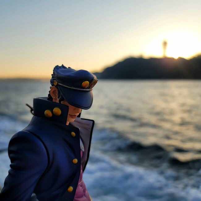船釣りが趣味の夫。<br />いつも友人たちと出かけていますが、今回は珍しく一人とのこと。<br /><br />だったらと思い、同行することにしました。なんと私にとっては15年ぶりの船釣りです。<br /><br />釣りだけで1日過ごせるか不安だったため、お気に入りのフィギュアを1体持って行き撮影も楽しみました。<br /><br />対象魚:アマダイ<br />出帰港:片瀬漁港<br />時間:06:30出 → 14:00帰<br />釣り場:江ノ島沖<br />帯同フィギュア:「ジョジョの奇妙な冒険」空条承太郎<br /><br /><br />-- 釣果 (夫=3匹、私=7匹)---<br /><br />・アマダイ 2<br />・イトヨリ 2<br />・カイワリ 2<br />・エソ 1<br />・ムシガレイ 1<br />・クサフグ 1(リリース)<br />・マゴチ 1(リリース)