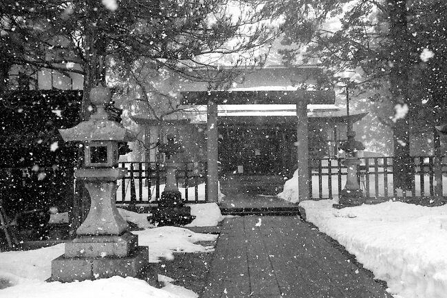 寒い時期に寒いところへ行こうと思い立ち山形へ行ってきました。<br /><br />雪を求めてやってくるのは皆同じようで、寒い時期にも関わらず多くの観光客がどこでも見られたのには驚きました。<br /><br />この時期だけしか見られないというタイミングで人は旅に出るようです。