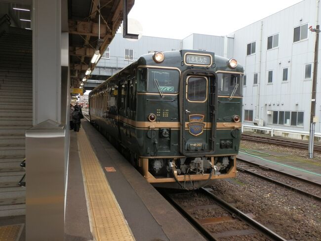 　富山県の高岡駅～城端駅を結ぶ「城端線」、砺波平野を走る。城端線には寿司職人が握る、寿司観光列車『ベル・モンタ―ニュ・エ・メール53号』が走っています。<br />　砺波平野には散居村が広がっている。田んぼに囲まれたそれぞれの家が「カイニョ」と呼ばれる屋敷林をめぐらせ建てられていることが特徴です。<br />　額縁風にデザインされた窓枠から雄大な立山連峰、散居村などを車窓からダイナミックに楽しめる。手元には富山県が誇る地酒がある。これが観光列車「べるもんた」の特徴になっている。<br /><br />