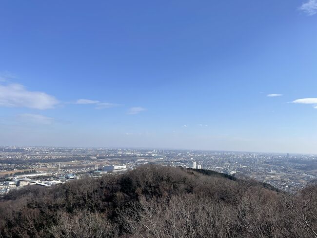 自宅から1時間以内の丹沢の前山にはチョイチョイ歩きに行きますが、まだ行ったことの無い自宅から近くて良い場所を見つけたので行ってみることにしました。鳶尾山付近には駐車場がないので八菅いこいの森の駐車場に車を置いて往復しました。