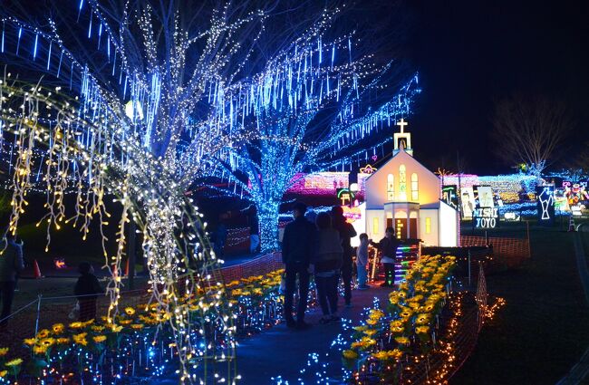 城陽市総合運動公園レクリエーションゾーンで開催中のイルミネーションを見に行く。<br /><br />今年のテーマは「ＬＯＶＥ　＆　ＰＥＡＣＥ　～愛は城陽から～」。<br /><br />帰路に、イルミネーションで飾られた個人のお宅（宇治市折居台）も、楽しませて頂きました。<br /><br />・光のページェント「ＴＷＩＮＫＬＥ　ＪＯＹＯ ２０２２ 」 <br />　今年で２１回目を迎える事となりました。暗く沈んだ日本や世界を少しでも元気にしたいと思い、規模は縮小し感染症拡大防止の策をとって行うため制約などございますが、皆様に元気の灯をお届けしたいと開催を決定しました。今回のテーマは「ＬＯＶＥ＆ＰＥＡＣＥ　～愛は城陽から～」として、光のページェント ＴＷＩＮＫＬＥ　ＪＯＹＯ ２０２２ を開催致します。今年度は、永らく開催を控えていました、光のマーケット等も開催致しますのでご期待ください【城陽市観光協会より】<br /><br />・協力金　１００円　　　　　　<br /><br />・駐車料金（警備協力金）　５００円　<br />　　　　＊フリーパス券の配布により、２回目以降は無料<br /><br />・城陽市の観光情報はこちら<br />　　　　http://xn--6oqz6c35b6zh48ipn2e0ys.jp/