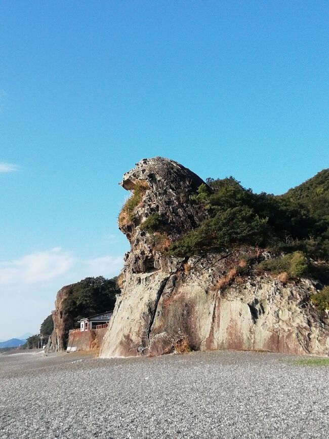 2022年2月23日～26日に3年ぶりに紀伊半島を訪れて、帰り道に奈良に寄り道した旅の記録です。<br /><br />この旅行記は5冊シリーズです。<br /><br />その3は旧紀伊国の三重県部分に滞在した記録です。<br />表紙画像は熊野市にある獅子岩です。
