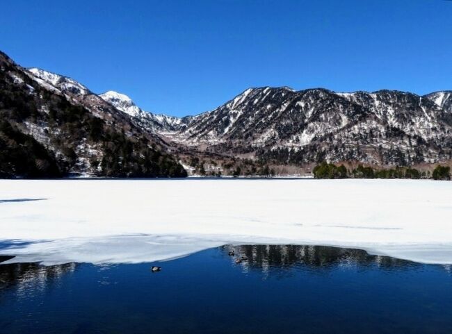 　雪が溶けてしまう前に”名湯＆絶景”を求めて日光へ行ってまいりましたが、天候に恵まれ、絶景の映え度もマシマシな楽しい旅になりました(^^)<br /><br />　メインは湯元温泉、奥日光の絶景スポット、世界遺産「日光の社寺」ですが、最後に那須塩原まで足を延ばして、知る人ぞ知る名湯に浸かって今回の旅の締め括りとしました(^^)<br /><br /><br /><br />　行程は以下のとおりです(^^)<br /><br /><br />【１日目：旅行記前編】<br /><br />東京駅<br />↓（東北新幹線）<br />宇都宮駅<br />↓（ＪＲ日光線）<br />日光駅<br />↓（東武バス）<br />奥日光の観光スポット＆湯元温泉<br />↓（東武バス）<br />日光駅<br /><br />日光ステーションホテルクラシック宿泊(-ω-)zzz<br /><br /><br />【２日目：旅行記後編】<br /><br />日光駅<br />↓（東武バス）<br />世界遺産「日光の社寺」巡り<br />↓（東武バス）<br />日光駅<br />↓（ＪＲ日光線）<br />宇都宮駅<br />↓（東北新幹線）<br />那須塩原駅<br />↓（タクシー）<br />那須塩原駅前温泉<br />↓（タクシー）<br />那須塩原駅<br />↓（東北新幹線）<br />東京駅<br /><br /><br /><br />　現地での移動手段として、東武バスの日光駅&#8596;湯元温泉の２日間フリーパスを利用しましたが、この路線は本数もそこそこあって便利でした(^^)<br /><br />　「バスを途中下車して観光して、観光を終えた頃に次のバスがやって来る」というように私のペースにピッタリ合い、お得感がかなり高い企画キップだと感じました(^^)<br /><br /><br /><br /><br />　前編は、奥日光の絶景スポットを巡り、冷えた体を湯元温泉で温め、日光市街で宿泊する話です(^^)<br /><br /><br /><br /><br /><br /><br />