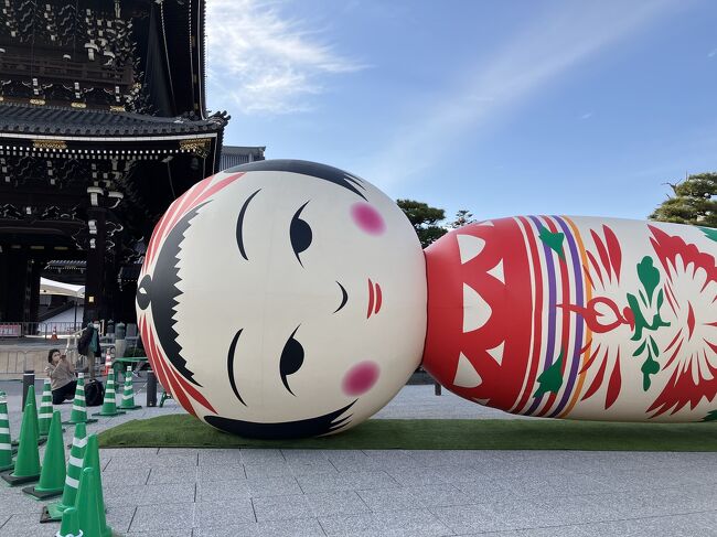 東本願寺でこけしが寝てる