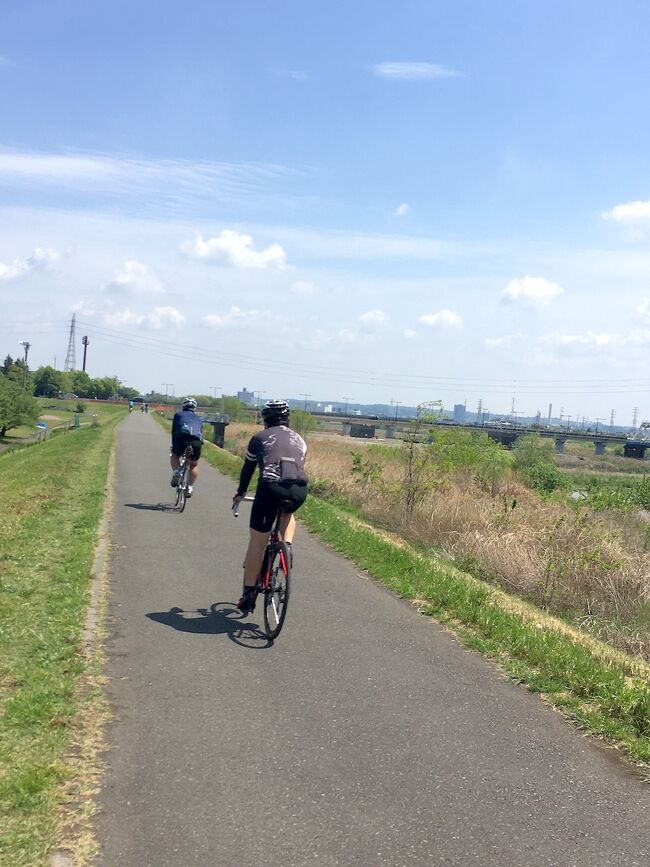 多摩川沿岸サイクリングの2回目に行ってきました。<br />今回は自前の電動アシスト自転車で自宅から向かいました。<br />4月にしては気温も高く、上着いらずの陽気でした。<br /><br />立日橋からサイクリングコースに入って西へ。<br />まず前回ゴール地点の拝島橋まで行きました。<br /><br />コースを少し離れて拝島公園まで行って、藤棚を見てきました。<br />公園や神社をぶらついたあと、コースに戻って東へ。<br />昭島、立川の多摩川沿いを下流に向けて走りました。<br />