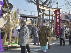 巨大わら駒、町内を練り歩く「巡幸祭」