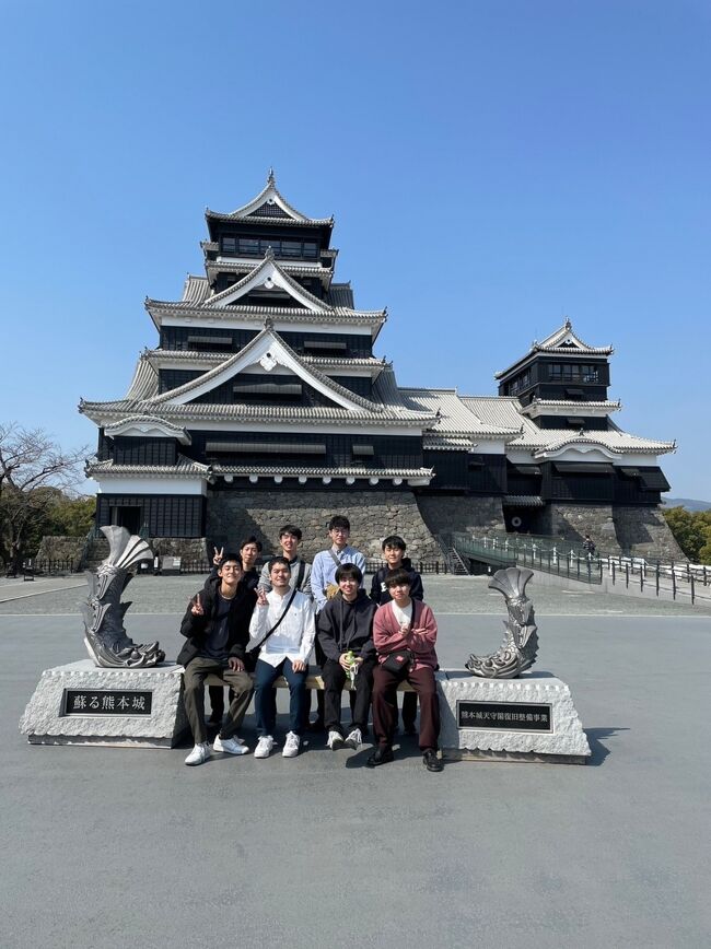 中学時代からの友達と、大学の卒業旅行で九州に行きました。今回の旅行では、阿蘇・熊本、博多、別府を順番に巡ります。<br />この旅行記では、皆んなが撮ってくれた写真や集合写真も使いながら、九州卒業旅行を振り返っていこうと思います。<br /><br />今回は、卒業旅行2日目の様子です。午前中は、熊本城周辺を観光しました。その後新幹線で博多へ移動しました。