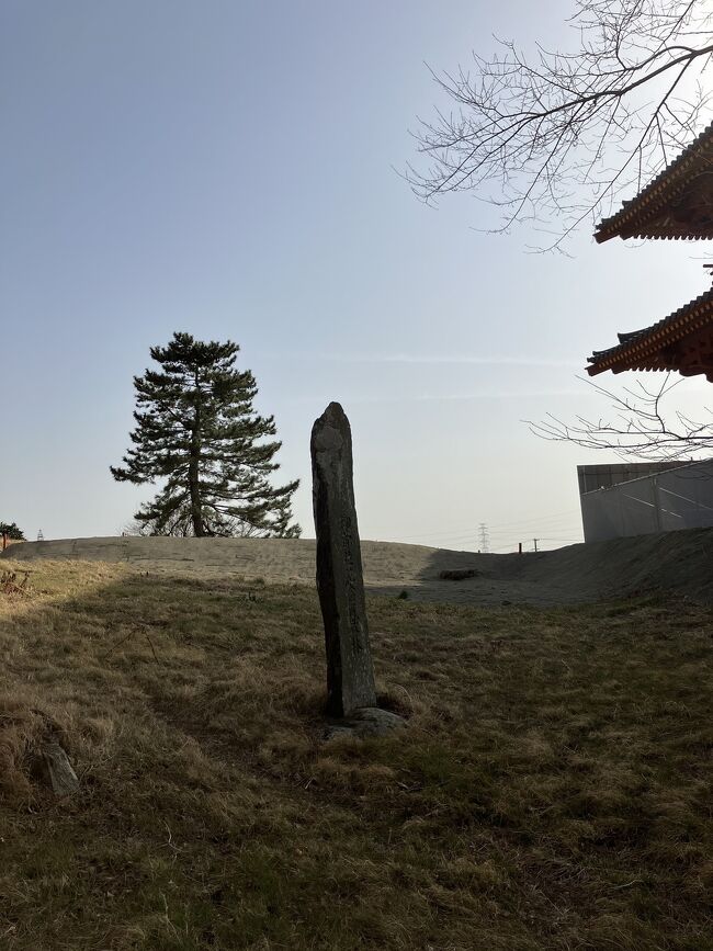 宮城県多賀城市、を知らない人は多いのではないかと思います。私は友人から「かつて平城京と同じくらいの規模?の都があった地」と聞くまで知りませんでした。で、それはどんな町なのかと来てみました。<br /><br />ちょうど3月11日、東日本大震災から12年目の日でした。<br /><br />写真は復元された南門のそばに立つ石碑。