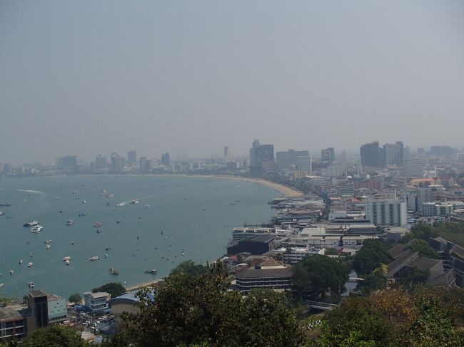 約4年ぶりのタイです。<br />海外旅行も2019年11月の台湾から行っていなかったので本当に久しぶりです。<br />いつもタイに行くときと同じJALの深夜便でバンコクに移動。<br />バスでパタヤに向いました。<br />今回は、ノンビリとしたタイ旅行を楽しんで来ました。<br />到着日パタヤの夜はジャズフェスティバルでお祭りでした。<br />初日は、パタヤヒルとビッグブッタを見学。<br />