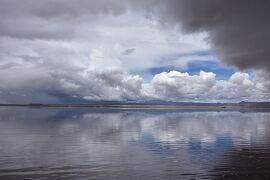 2018年ペルー・ボリビア旅行記　第32回　ウユニ塩湖探訪その１　雲海を映すウユニ塩湖を行く