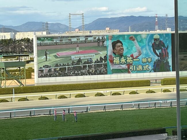 阪神競馬場で競馬観戦が目的でしたが、前後に行ったことない場所をチョイスしました。<br />1日目は初の神戸空港に降り立ち、三宮で淡路島へおバス待ちの間にSAVOYさんでカレーを食べました。久しぶりでしたが、美味しいさと狭いのは相変わらずでした。淡路島までバスでしたが、昼食後でしたからすぐにねてしまい、いつの間にかに淡路島でした。1泊目は淡路島洲本温泉　海月舘でお泊まりです。今回は全国旅行支援を活用したので少しだけアップグレードしました。夕食も個室でのんびりと食べられました。<br />2日目は神戸経由でバスと鉄道で阪神競馬場でへ。午前中のレースはネットで購入済みなので、2レース目から観戦です。意外とゴール前に近くでよかったです。当日は福永騎手の引退式もあり土曜日なのに混んでましたね。観戦後、敦賀まで電車で移動をしました。ホテルは新しく駅前にできたホテルグランビナリオＴＳＵＲＵＧＡに宿泊でした。夕飯は焼き鳥の秋吉さんを予定していたのですが、激混みであきらめて、ホテルそばでイタリアンでした。<br />3日目は今回の目的のソースカツ丼をヨーロッパ軒で美味しく食べてから、米原経由で帰宅しました。<br />結構な移動距離でしたが、楽しい3日間でした。