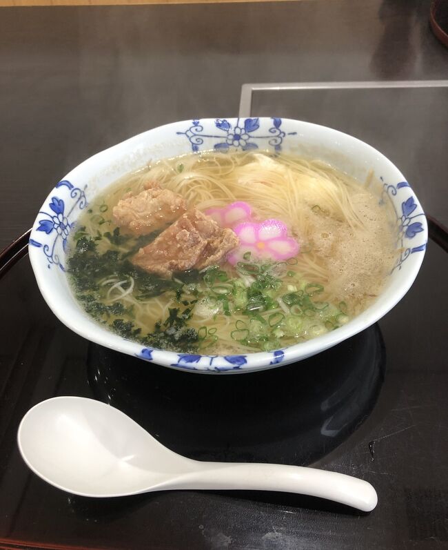 九州一周の旅2日目。<br />朝ホテルを出発したら熊本港へ!<br />島原行きのフェリーに乗りました。<br />長崎上陸です。<br />お昼ごはんは島原そうめん。<br />鶏肉でも有名なお店らしい。<br />大人気店だけあってすごく美味しかったです。<br />その後島原を半周して長崎市内へ。<br />厳選した神社をめぐりました。<br />長崎には何度も行っていますが本当に道が細かったり坂が多くてコンパクトカーでも不安になります!<br />一人旅じゃなくて良かった~。<br /><br />本日の宿は長崎ではなく佐賀。<br />用が終わったら高速道路をかっ飛ばして嬉野温泉へと向かいました。<br />温泉でまったりしてからビールで更にまったり。<br />でもこの辺りは夜ごはんのお店が少ない!!<br />かなり参りました。<br />入浴は後にすべきかも。<br />旅館で貰った周囲の地図を見て空いてるお店へ。<br />全く期待してないやっつけ状態…。<br />だけど!ここがすごく美味しくてリーズナブルで感激しちゃいました。<br />母と2人でビールで乾杯しつつ「嬉野温泉湯豆腐」を堪能しました♪<br /><br />熊本から島原、長崎市内からの佐賀。<br />いつもながらのキツキツ旅程だったけど終わり良ければすべて良し。<br />私的には満足の1日でした!